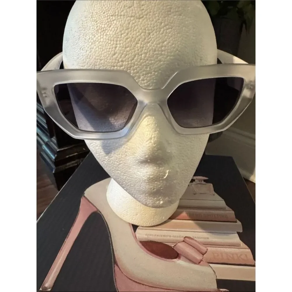 Stylish Cat-Eye Sunglasses in Frosted White